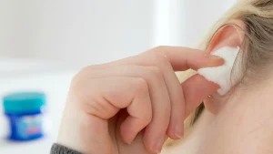 ریختن الکل در گوش