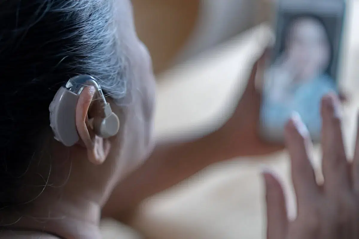 تغییر صدای خود با سمعک